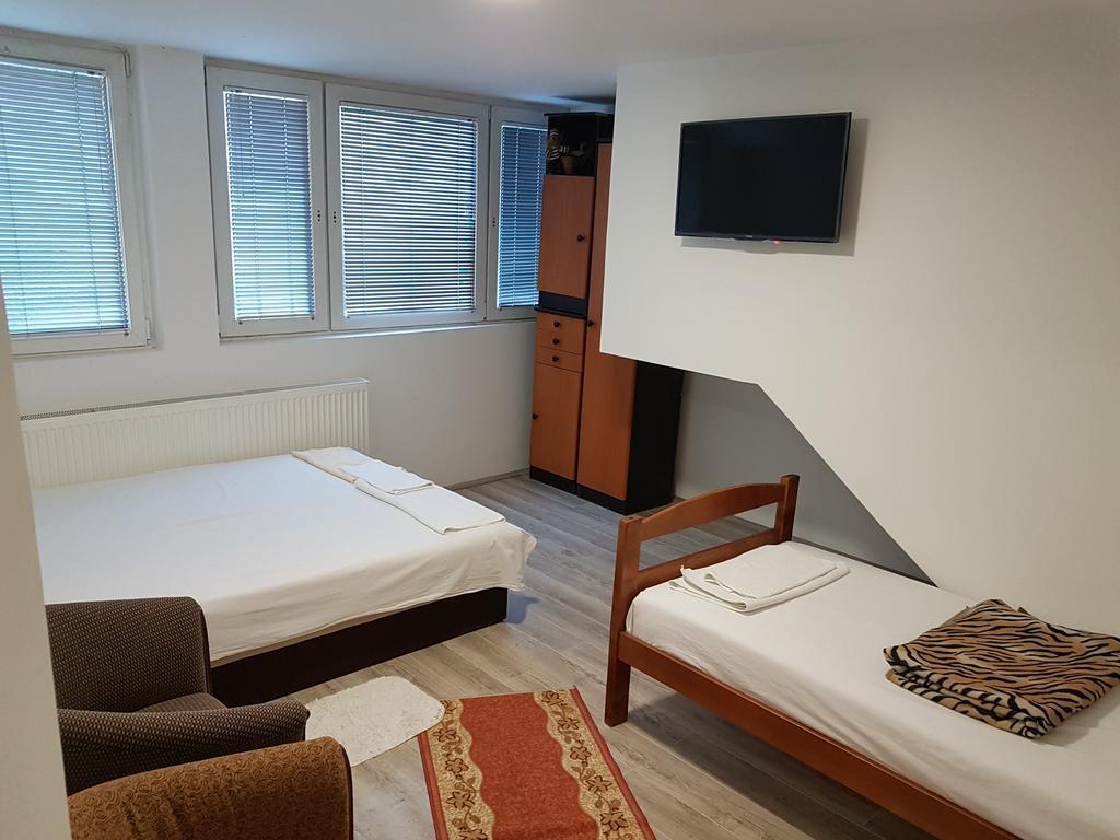 Lira Inn Ni 外观 照片